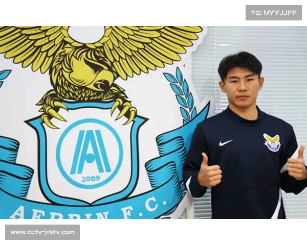 前申花球员于汉超获退役纪念球衣，纪念其职业生涯