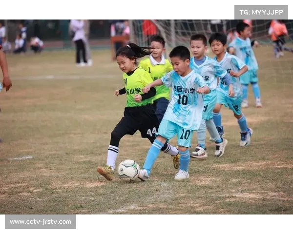 民族小学“校长杯”足球赛，体育教师团队协作裁判